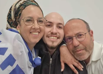 El rehén liberado Eitan Mor es visto reuniéndose con sus padres en la base Re'im de las FDI el 13 de octubre de 2025. (Cortesía)