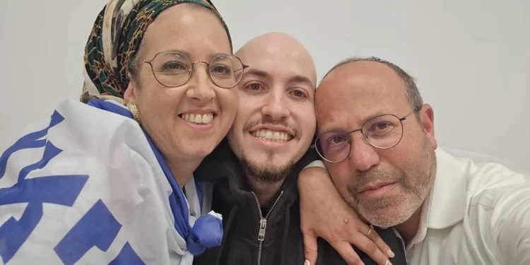 El rehén liberado Eitan Mor es visto reuniéndose con sus padres en la base Re'im de las FDI el 13 de octubre de 2025. (Cortesía)