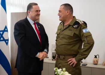El ministro de Defensa, Israel Katz (izquierda), y el jefe del Estado Mayor de las FDI, el teniente general Eyal Zamir, aparecen en la Knesset, el 13 de octubre de 2025. (Fuerzas de Defensa de Israel)