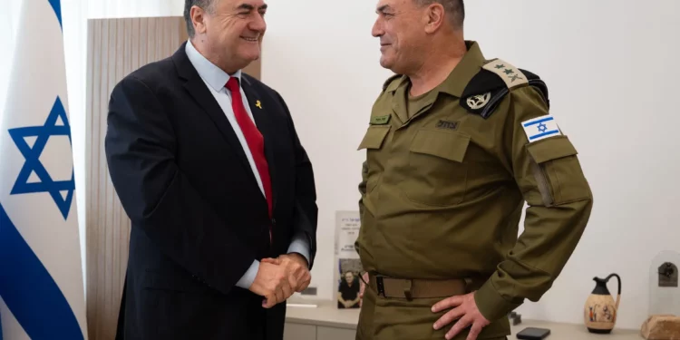 El ministro de Defensa, Israel Katz (izquierda), y el jefe del Estado Mayor de las FDI, el teniente general Eyal Zamir, aparecen en la Knesset, el 13 de octubre de 2025. (Fuerzas de Defensa de Israel)
