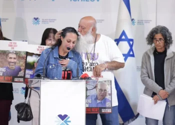Lishay Miran-Lavi, esposa del ex rehén Omer Miran, pronuncia un discurso en el Centro Médico Ichilov de Tel Aviv, el 14 de octubre de 2025. (Paulina Patimer/Foro de Rehenes y Familias Desaparecidas)