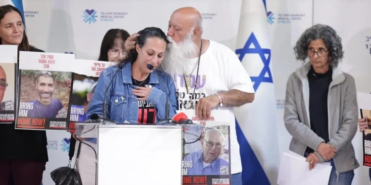 Lishay Miran-Lavi, esposa del ex rehén Omer Miran, pronuncia un discurso en el Centro Médico Ichilov de Tel Aviv, el 14 de octubre de 2025. (Paulina Patimer/Foro de Rehenes y Familias Desaparecidas)