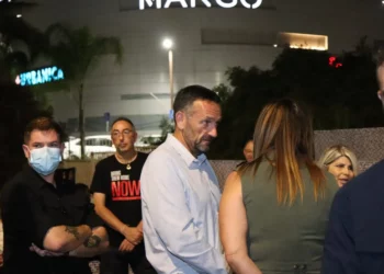 Herzi Halevi, exjefe del Estado Mayor de las Fuerzas de Defensa de Israel (FDI), se une a los manifestantes en Netanya para exigir la liberación de los cuerpos de los últimos 13 rehenes fallecidos retenidos por Hamás. (Adir Stup/Movimiento Israelí Pro Democracia)
