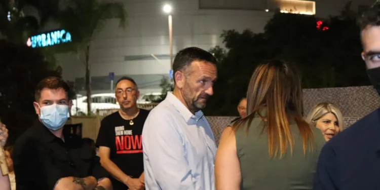 Herzi Halevi, exjefe del Estado Mayor de las Fuerzas de Defensa de Israel (FDI), se une a los manifestantes en Netanya para exigir la liberación de los cuerpos de los últimos 13 rehenes fallecidos retenidos por Hamás. (Adir Stup/Movimiento Israelí Pro Democracia)
