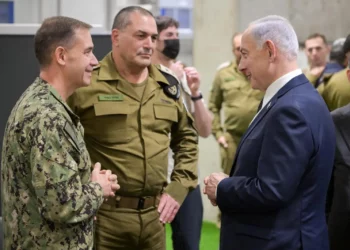 El primer ministro Benjamin Netanyahu visitó el Centro de Coordinación Cívico-Militar en Kiryat Gat el 29 de octubre de 2025, donde se reunió con el jefe de las FDI, el teniente general Eyal Zamir (centro), y el jefe del CENTCOM, el almirante Brad Cooper (izquierda). (Maayan Toaf/GPO)