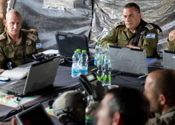 El Jefe del Estado Mayor de las FDI, Teniente General Eyal Zamir (centro), y el Jefe del Comando Norte, Mayor General Rafi Milo (izquierda), participan en un ejercicio en el norte de Israel, el 21 de octubre de 2025. (Fuerzas de Defensa de Israel)