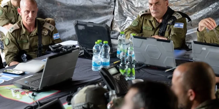 El Jefe del Estado Mayor de las FDI, Teniente General Eyal Zamir (centro), y el Jefe del Comando Norte, Mayor General Rafi Milo (izquierda), participan en un ejercicio en el norte de Israel, el 21 de octubre de 2025. (Fuerzas de Defensa de Israel)