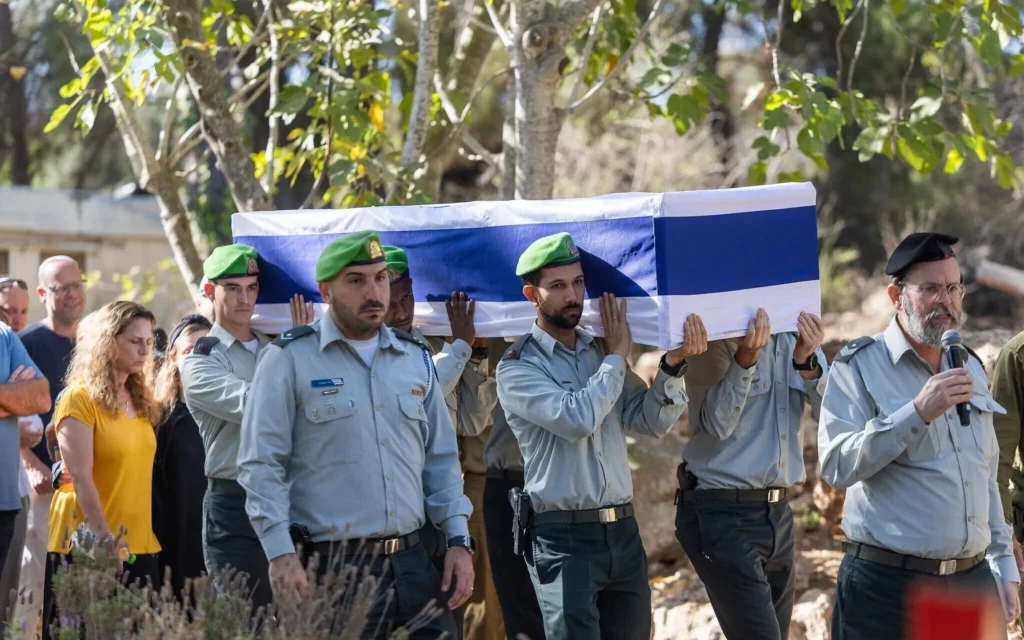 Familiares y amigos asisten al funeral del mayor Yaniv Kula en el cementerio militar del Monte Herzl en Jerusalén, el 20 de octubre de 2025. (Yonatan Sindel/Flash90) 