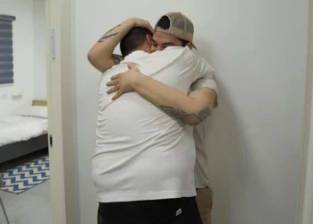 Hamás mantuvo a rehenes en un pozo de pie durante días