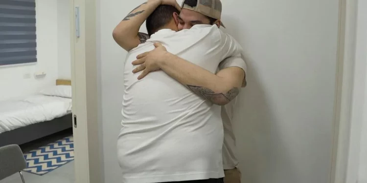Hamás mantuvo a rehenes en un pozo de pie durante días