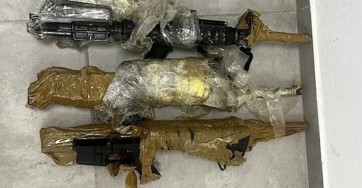 Fusiles de asalto capturados por tropas de las FDI desde un dron que cruzó la frontera con Egipto, 29 de octubre de 2025 (FDI)