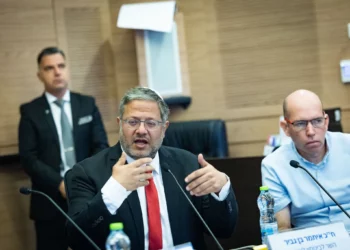 El ministro de Seguridad Nacional, Itamar Ben Gvir, asiste a una reunión del Comité de Seguridad Nacional en la Knéset el 28 de septiembre de 2025. (Chaim Goldberg/Flash90)