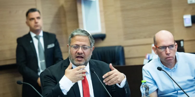 El ministro de Seguridad Nacional, Itamar Ben Gvir, asiste a una reunión del Comité de Seguridad Nacional en la Knéset el 28 de septiembre de 2025. (Chaim Goldberg/Flash90)