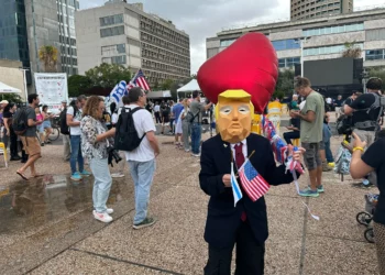 Un hombre con una máscara del presidente estadounidense Donald Trump celebra la noticia de un acuerdo de rehenes en Gaza, en la Plaza de Rehenes de Tel Aviv, el 9 de octubre de 2025. (Ben Sales/Times of Israel)