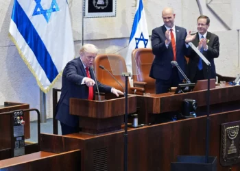 El presidente de Estados Unidos, Donald Trump (izq.), habla mientras el presidente de la Cámara de Representantes, Amir Ohana, y el presidente de Israel, Isaac Herzog, aplauden en el parlamento israelí, la Knéset, en Jerusalén, el 13 de octubre de 2025. (Foto de Evan Vucci / POOL / AFP)