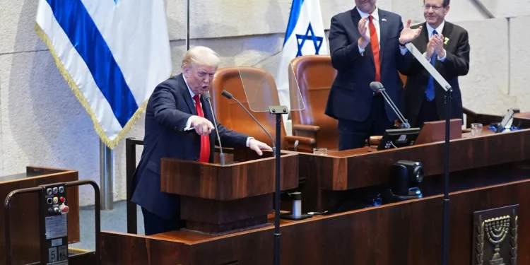 El presidente de Estados Unidos, Donald Trump (izq.), habla mientras el presidente de la Cámara de Representantes, Amir Ohana, y el presidente de Israel, Isaac Herzog, aplauden en el parlamento israelí, la Knéset, en Jerusalén, el 13 de octubre de 2025. (Foto de Evan Vucci / POOL / AFP)