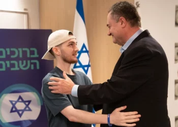El ministro de Defensa, Israel Katz, se reúne con el soldado rehén liberado, Bar Kupershtein, en el Hospital Sheba, el 15 de octubre de 2025. (Ariel Hermoni/Ministerio de Defensa)
