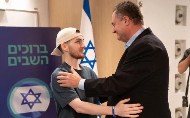 Katz visita al rehén liberado Kuperstein y agradece su valentía en el ataque de Hamás