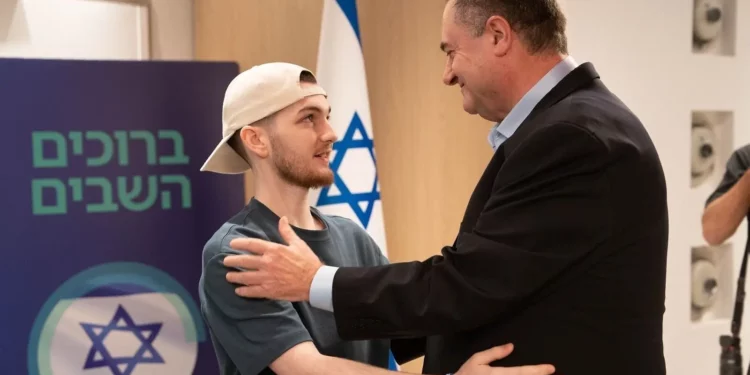 El ministro de Defensa, Israel Katz, se reúne con el soldado rehén liberado, Bar Kupershtein, en el Hospital Sheba, el 15 de octubre de 2025. (Ariel Hermoni/Ministerio de Defensa)
