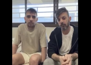 Los rehenes liberados Ariel (izquierda) y David Cunio en un mensaje de video publicado el 19 de octubre de 2025. (Captura de pantalla)