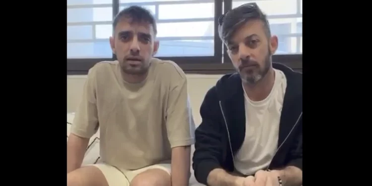 Los rehenes liberados Ariel (izquierda) y David Cunio en un mensaje de video publicado el 19 de octubre de 2025. (Captura de pantalla)