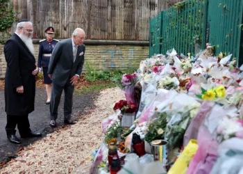 El rey Carlos III de Gran Bretaña observa ramos de flores durante una visita a la sinagoga de la Congregación Hebrea de Heaton Park en Crumpsall, al norte de Manchester, el 20 de octubre de 2025. El 2 de octubre de 2025, un atacante atropelló con un coche a una multitud congregada frente a la sinagoga antes de apuñalarla, matando a dos personas y dejando a tres heridas. (Foto de Chris Jackson / POOL / AFP)