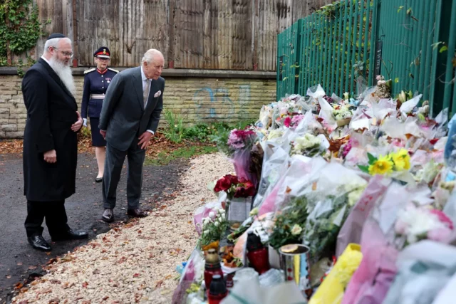 El rey Carlos de Inglaterra visita el lugar del ataque a la sinagoga de Manchester