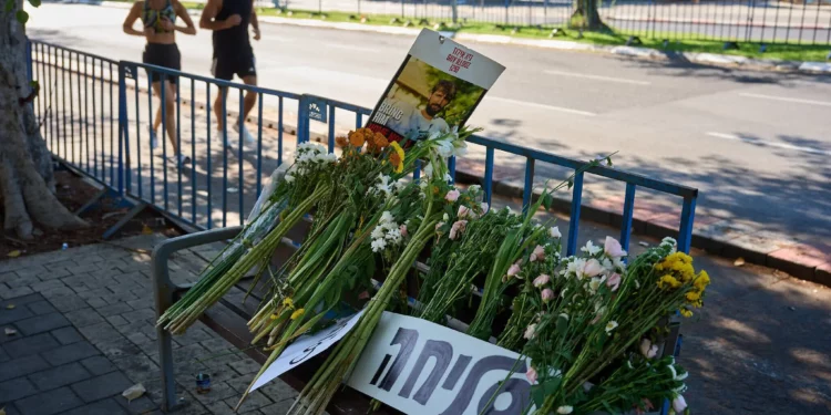 Flores y un cartel escrito en hebreo que dice “Lo siento” se colocan en un banco afuera de Abu Kabir, el instituto forense donde se lleva a cabo el proceso de identificación de los cuatro cuerpos de rehenes entregados por Hamás en la Franja de Gaza, en Tel Aviv, el 14 de octubre de 2025. (Foto AP/Emilio Morenatti)