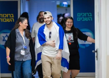 Yosef-Haim Ohana llega a un hospital tras ser liberado tras dos años de cautiverio en Gaza, el 13 de octubre de 2025. (Shauli Landner/GPO)