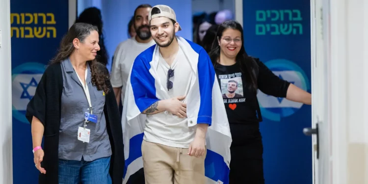Yosef-Haim Ohana llega a un hospital tras ser liberado tras dos años de cautiverio en Gaza, el 13 de octubre de 2025. (Shauli Landner/GPO)