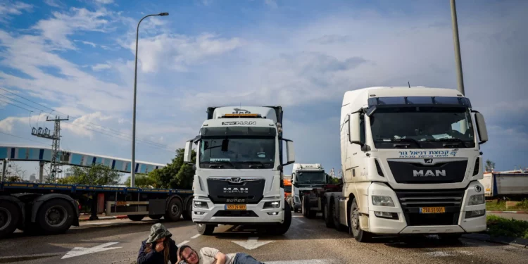 Ilustrativo: Activistas bloquean la entrada al puerto de Ashdod durante una protesta contra la entrada de camiones de ayuda a la Franja de Gaza, el 1 de febrero de 2024 (Foto de Chaim Goldberg/Flash90)