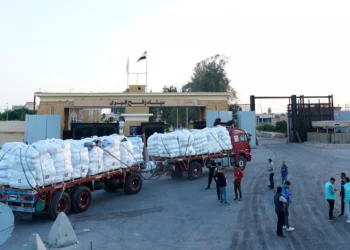 Un camión con ayuda humanitaria cruza la puerta egipcia del cruce de Rafah, rumbo a una inspección de las autoridades israelíes antes de entrar en la Franja de Gaza, el lunes 20 de octubre de 2025. (Foto AP/Mohamed Arafat)