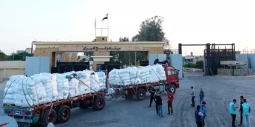 Un camión con ayuda humanitaria cruza la puerta egipcia del cruce de Rafah, rumbo a una inspección de las autoridades israelíes antes de entrar en la Franja de Gaza, el lunes 20 de octubre de 2025. (Foto AP/Mohamed Arafat)