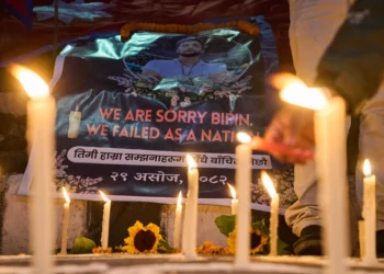 Personas participan en una vigilia con velas en memoria de Bipin Joshi, un nepalí que fue tomado como rehén por Hamás el 7 de octubre de 2023, y recientemente declarado muerto, y su cuerpo trasladado a Israel, en Katmandú, Nepal, el 15 de octubre de 2025. (Foto AP/Niranjan Shrestha)