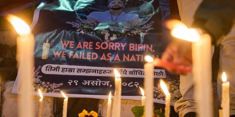 Personas participan en una vigilia con velas en memoria de Bipin Joshi, un nepalí que fue tomado como rehén por Hamás el 7 de octubre de 2023, y recientemente declarado muerto, y su cuerpo trasladado a Israel, en Katmandú, Nepal, el 15 de octubre de 2025. (Foto AP/Niranjan Shrestha)