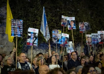 Israelíes asisten a una protesta en Jerusalén para exigir la liberación de los rehenes israelíes retenidos por Hamás, el 11 de octubre de 2025. (Yonatan Sindel/Flash90)