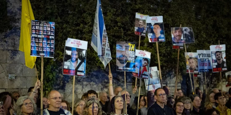 Israelíes asisten a una protesta en Jerusalén para exigir la liberación de los rehenes israelíes retenidos por Hamás, el 11 de octubre de 2025. (Yonatan Sindel/Flash90)
