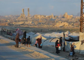 Humo se eleva tras un ataque militar israelí en la ciudad de Gaza, visto desde el centro de la Franja de Gaza, el 30 de septiembre de 2025. (Ali Hassan/Flash90)