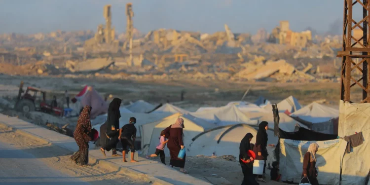 Humo se eleva tras un ataque militar israelí en la ciudad de Gaza, visto desde el centro de la Franja de Gaza, el 30 de septiembre de 2025. (Ali Hassan/Flash90)