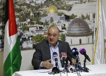 Nasser al-Qudwa, miembro del Comité Central de Fatah y sobrino del difunto líder palestino Yasser Arafat, comparece en una conferencia de prensa en Ramala, Judea y Samaria, el 23 de enero de 2019, con la mezquita Cúpula de la Roca de Jerusalén como telón de fondo, para comentar la decisión de un tribunal israelí de emitir un gravamen temporal sobre un terreno perteneciente a Arafat en el Este de Jerusalén. (ABBAS MOMANI / AFP)
