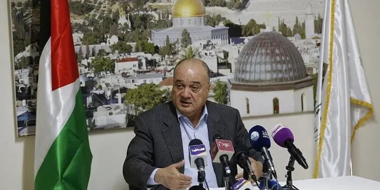 Nasser al-Qudwa, miembro del Comité Central de Fatah y sobrino del difunto líder palestino Yasser Arafat, comparece en una conferencia de prensa en Ramala, Judea y Samaria, el 23 de enero de 2019, con la mezquita Cúpula de la Roca de Jerusalén como telón de fondo, para comentar la decisión de un tribunal israelí de emitir un gravamen temporal sobre un terreno perteneciente a Arafat en el Este de Jerusalén. (ABBAS MOMANI / AFP)