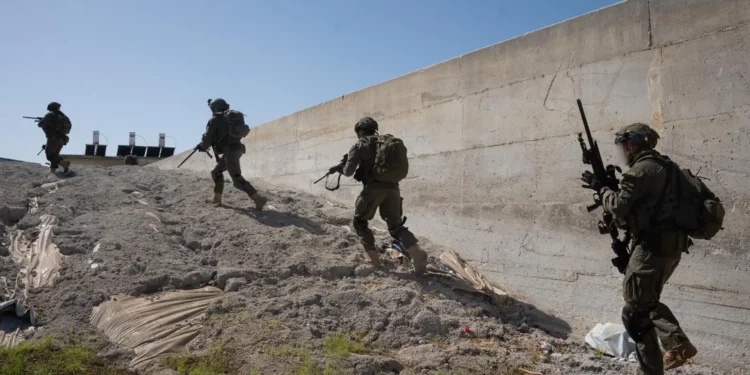 Tropas de las Fuerzas de Defensa de Israel (FDI) realizan un ejercicio militar en la frontera con el Líbano, en una foto difundida el 24 de octubre de 2025. (Fuerzas de Defensa de Israel)