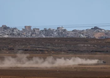 Un vehículo blindado militar israelí circula por la frontera entre Israel y Gaza el 9 de octubre de 2025 (Ahmad GHARABLI / AFP)