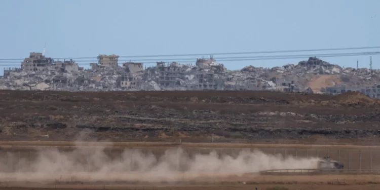 Un vehículo blindado militar israelí circula por la frontera entre Israel y Gaza el 9 de octubre de 2025 (Ahmad GHARABLI / AFP)