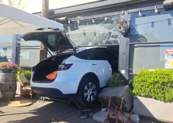 Un automóvil que se estrelló contra un café de Kfar Saba el 16 de octubre de 2025. (usado de acuerdo con la Cláusula 27a de la Ley de Derechos de Autor)