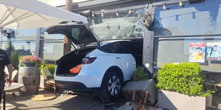 Un automóvil que se estrelló contra un café de Kfar Saba el 16 de octubre de 2025. (usado de acuerdo con la Cláusula 27a de la Ley de Derechos de Autor)