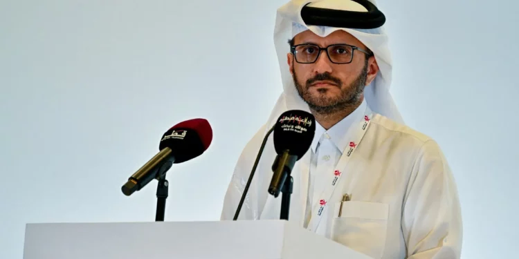 El portavoz del Ministerio de Asuntos Exteriores de Qatar, Majed al-Ansari, observa una conferencia de prensa durante la cumbre de emergencia árabe-islámica de 2025 en Doha el 15 de septiembre de 2025. (Mahmud HAMS / AFP)
