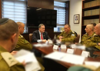 El ministro de Defensa, Israel Katz (centro), se reúne con el jefe del Estado Mayor de las Fuerzas de Defensa de Israel, teniente general Eyal Zamir (derecha), y otros generales, el 9 de octubre de 2025. (Elad Malka/Ministerio de Defensa)