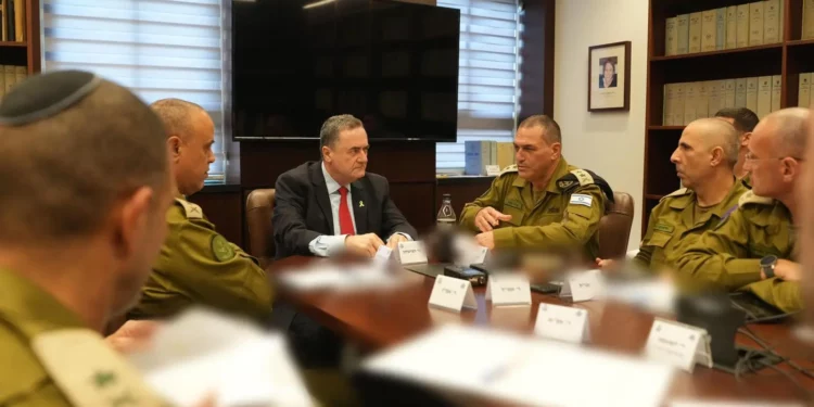 El ministro de Defensa, Israel Katz (centro), se reúne con el jefe del Estado Mayor de las Fuerzas de Defensa de Israel, teniente general Eyal Zamir (derecha), y otros generales, el 9 de octubre de 2025. (Elad Malka/Ministerio de Defensa)