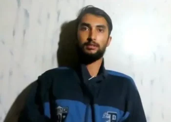 Una imagen fija, autorizada para su publicación por la familia de Bipin Joshi, de una grabación suya descubierta en Gaza, que lo muestra semanas después de su secuestro en Israel. (Foro de Rehenes y Familias Desaparecidas)